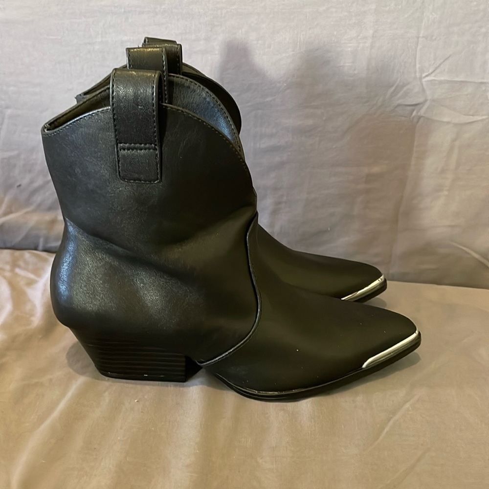Universal Thread western faux leather‎ women’s size 6.5 silver toe accent NWT